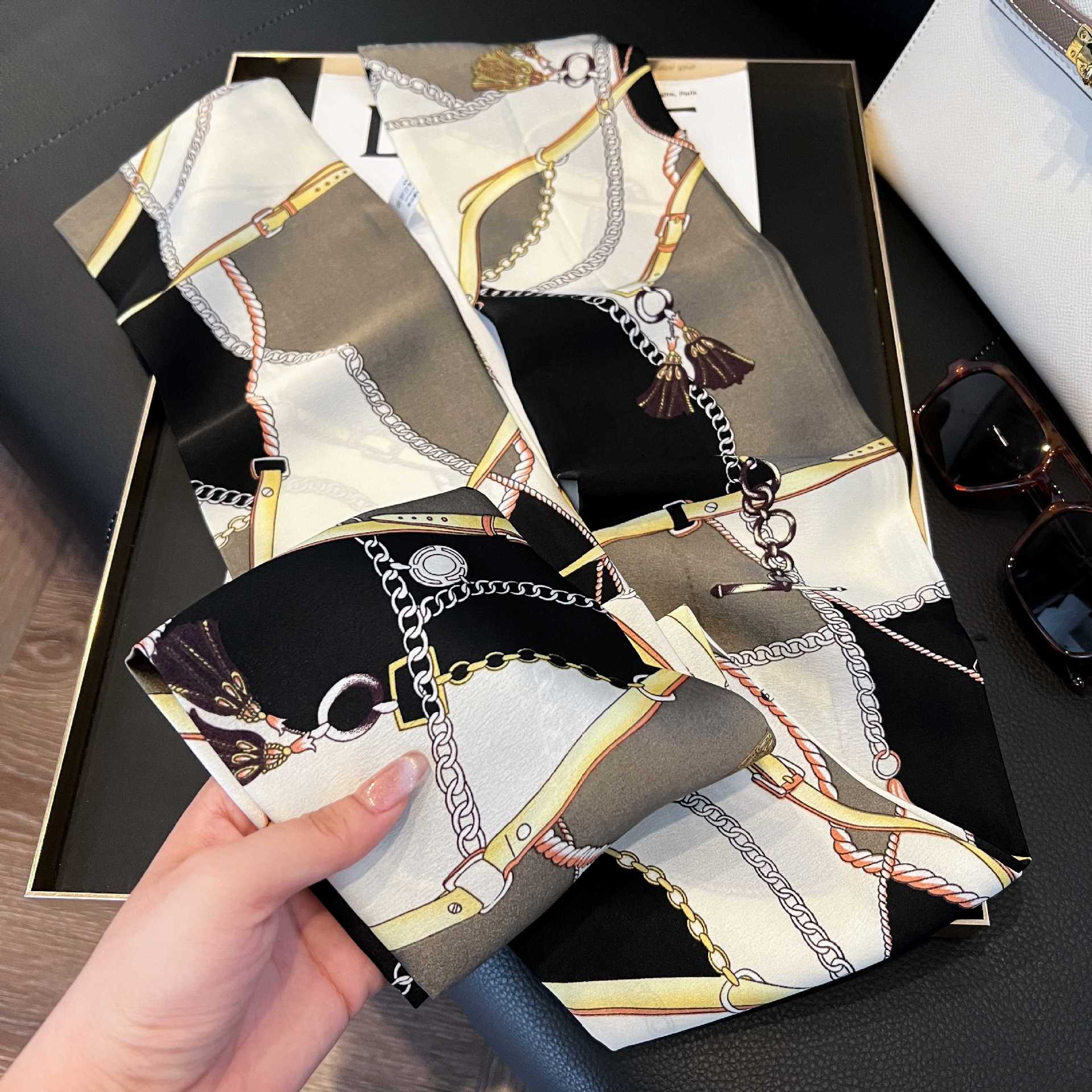 Nueva bufanda de seda pequeña banda larga estrecha para el cabello mujer estilo primavera y otoño moda madre bufanda estilo verano estilo fino serpentina bufanda al por mayor