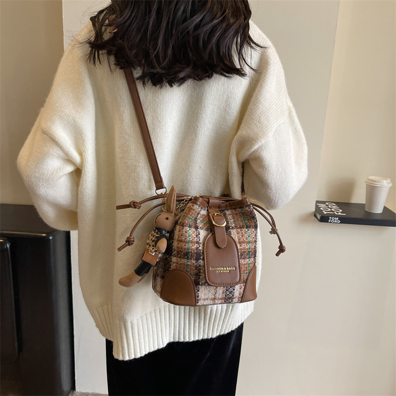 Textura de alto grado todo partido crossbody cubo hombro pequeño bolso para las mujeres 2023 nueva moda viajero retro bolsa de mensajero