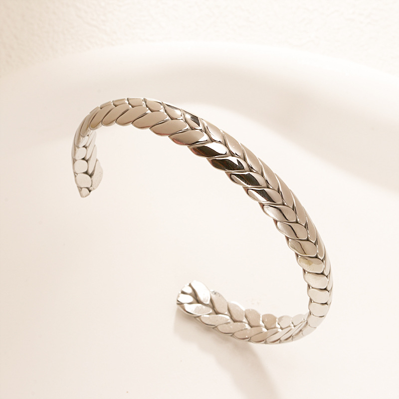 Fábrica en stock al por mayor de Europa y América transfronteriza de acero inoxidable en forma de C pulsera abierta ajustable chapado en oro 18K personalidad no se desvanece