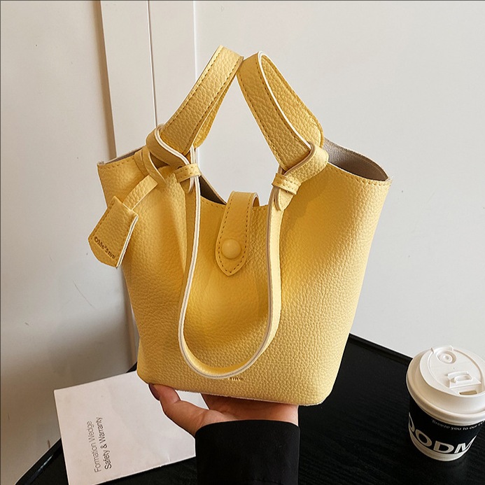 Moda coreana de gran capacidad bolsas de cubo de mano mujeres 2025 primavera y verano nueva canasta de lichi mochila de hombro