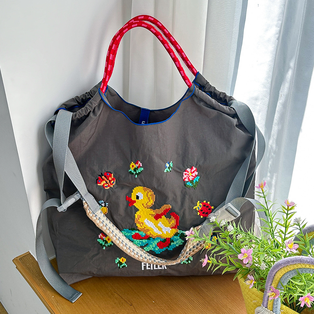 厳選ネット赤同項日系ボールチェーン刺繍レジ袋女性ファッション小衆大容量シングルバッグ潮