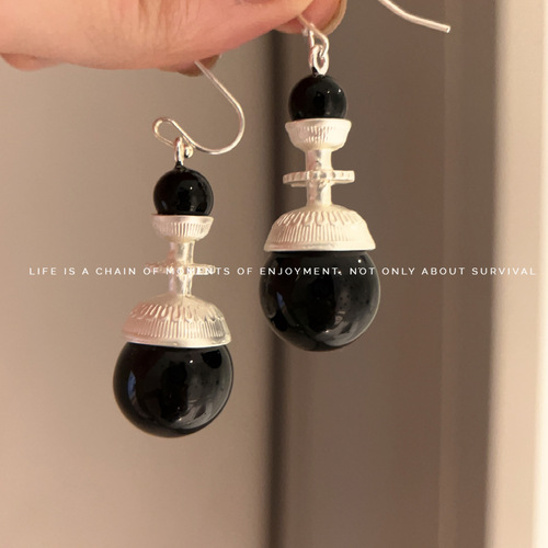 Designer Minority Ethnic Style Retro Black and White Contrast Stitched Black Pearl Earrings for Women, with a Refined and Elegant High-End Aura