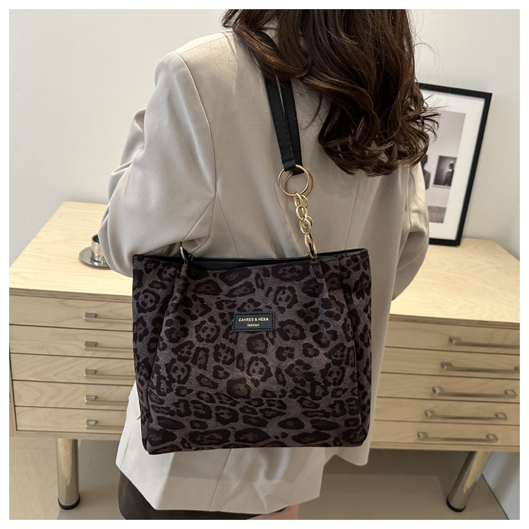 A new velvet leopard print single-shoulder bag and hand-held tote bag for women's casual commuting in autumn and winter 2024 undefined