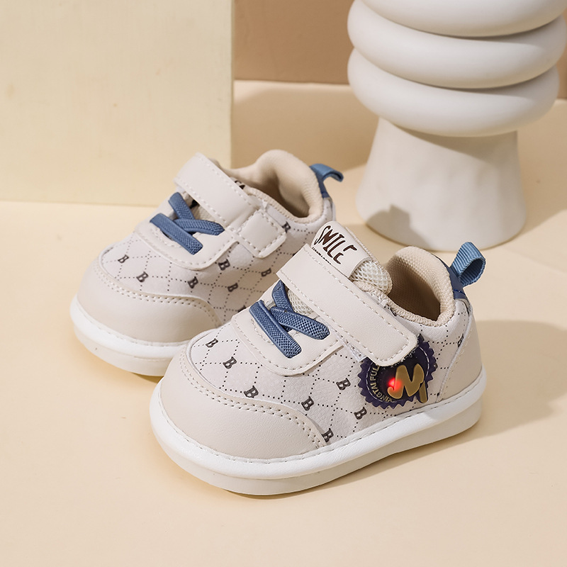 Zapatos de paso de bebé con suela suave de otoño iluminados zapatos de cuero de un año de jardín de infantes antideslizante para hombres y mujeres llamados zapatos para niños