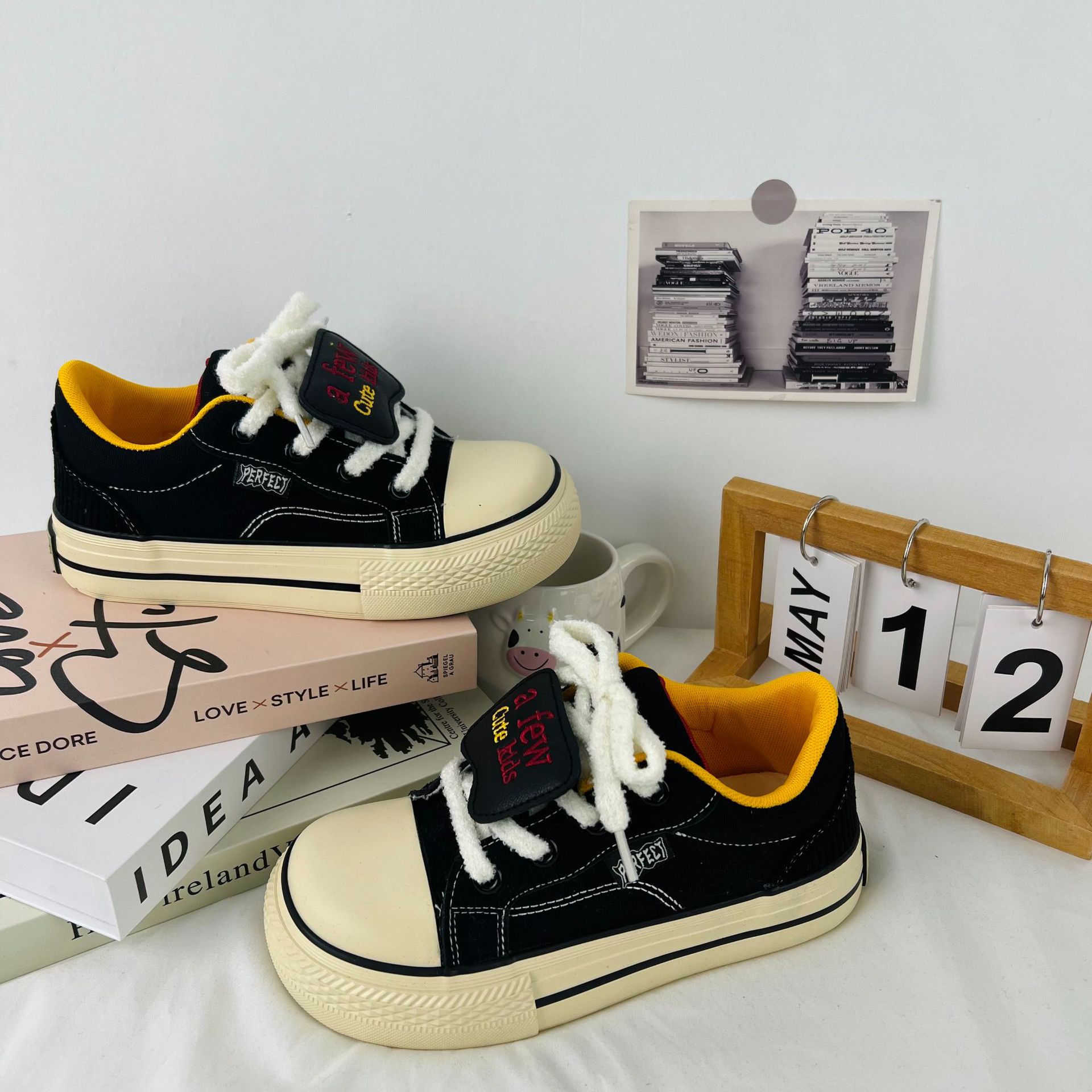 2024 estudiante de primavera Tiro callejero zapatos blancos de moda de las mujeres coreanas Harajuku estilo de Hong Kong zapatos de lona de punta cuadrada transmisión en vivo de las mujeres zapatos de mujer