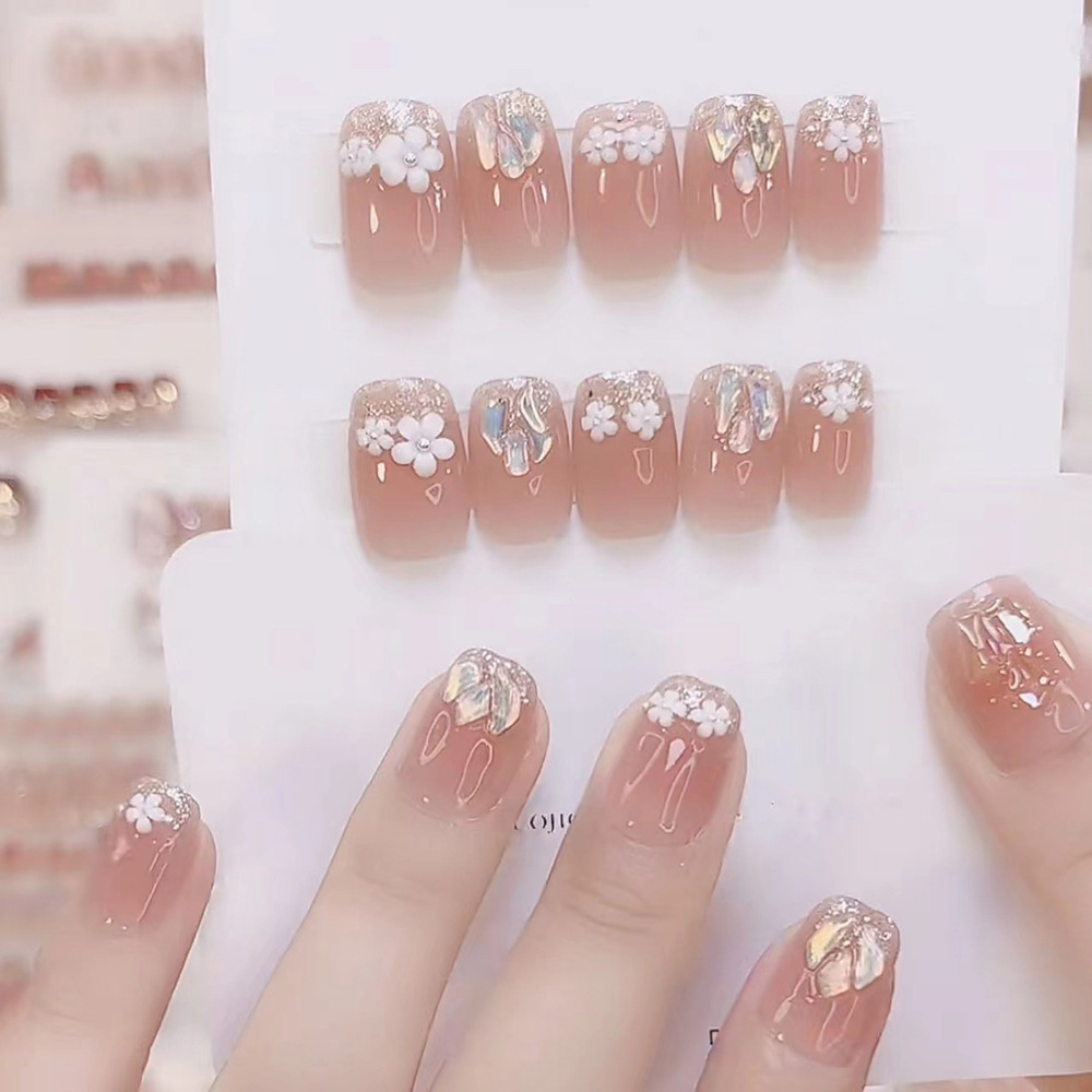 Color desnudo, taladro tridimensional pequeño y fresco para usar uñas, camellia, uñas falsas blanqueadoras, 30 piezas de manicura mezcladas.