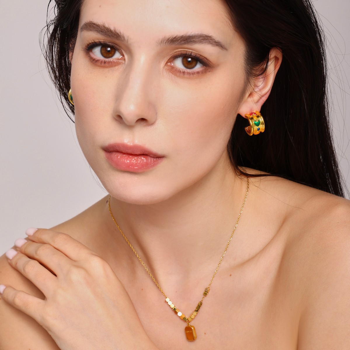 C-C amor amplio aretes instiguado nuevo estilo cuadrado logotipo colgante collar de acero titanio combinación de tendencia