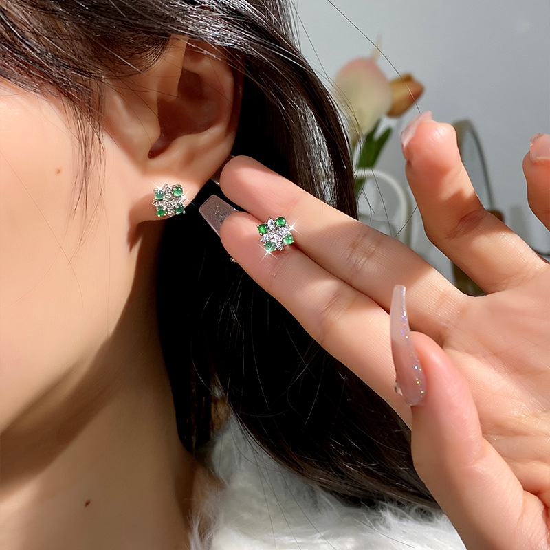 Pendientes de plata de ley S925 de flor de cuatro hojas de alta calidad, incrustaciones de plata, materiales peligrosos naturales, jade verde yang, pendientes de temperamento exquisito