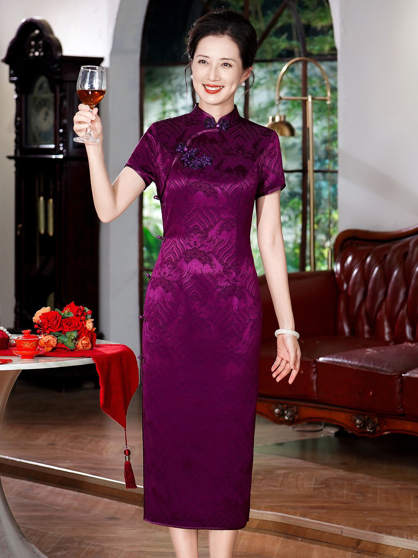 Bənövşəyi Çin üslubunda qipao, ana üçün ziyafət paltarı