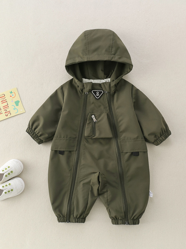 春の男の子の赤ちゃんは帽子をかぶって突撃して外出します。|undefined