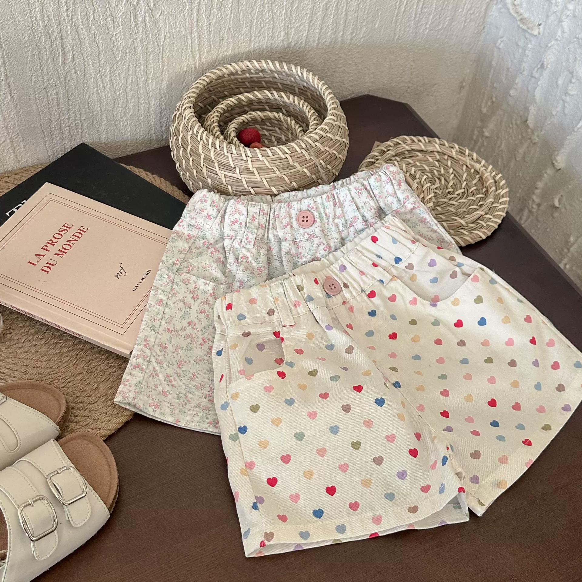 Детские шорты с принтом для девочек, лето 2026, новый корейский стиль, хлопковые брюки с сердечками, модные цветочные штаны для малышек.