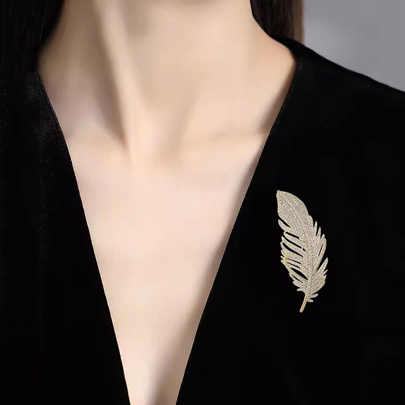 気品の羽のブローチの高級な女性のファッションの優雅な胸の花のデザイン感の小さい大衆のピンの潮のスーツのアクセサリーの卸売り|undefined