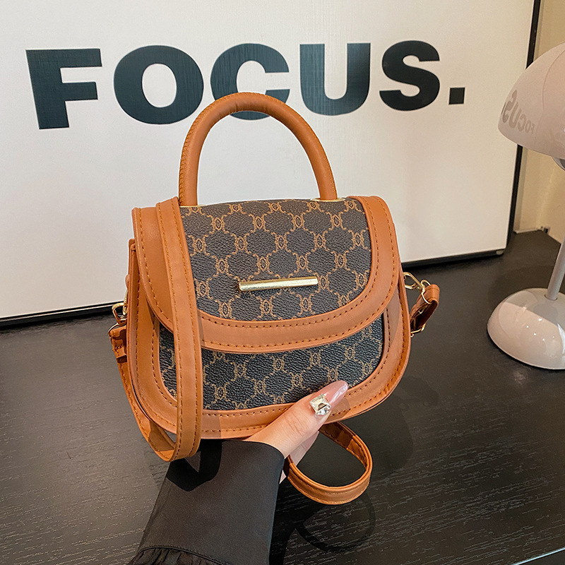 2024 nuevo bolso de silla semicircular bolso de moda de nicho bolso de mensajero con costuras de color en contraste bolso de hombro con personalidad ins