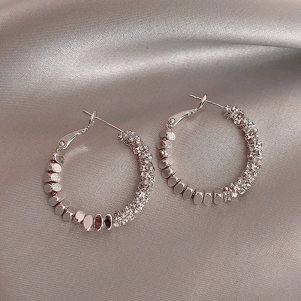 Silver elegant face-showing small earrings 2.6cm