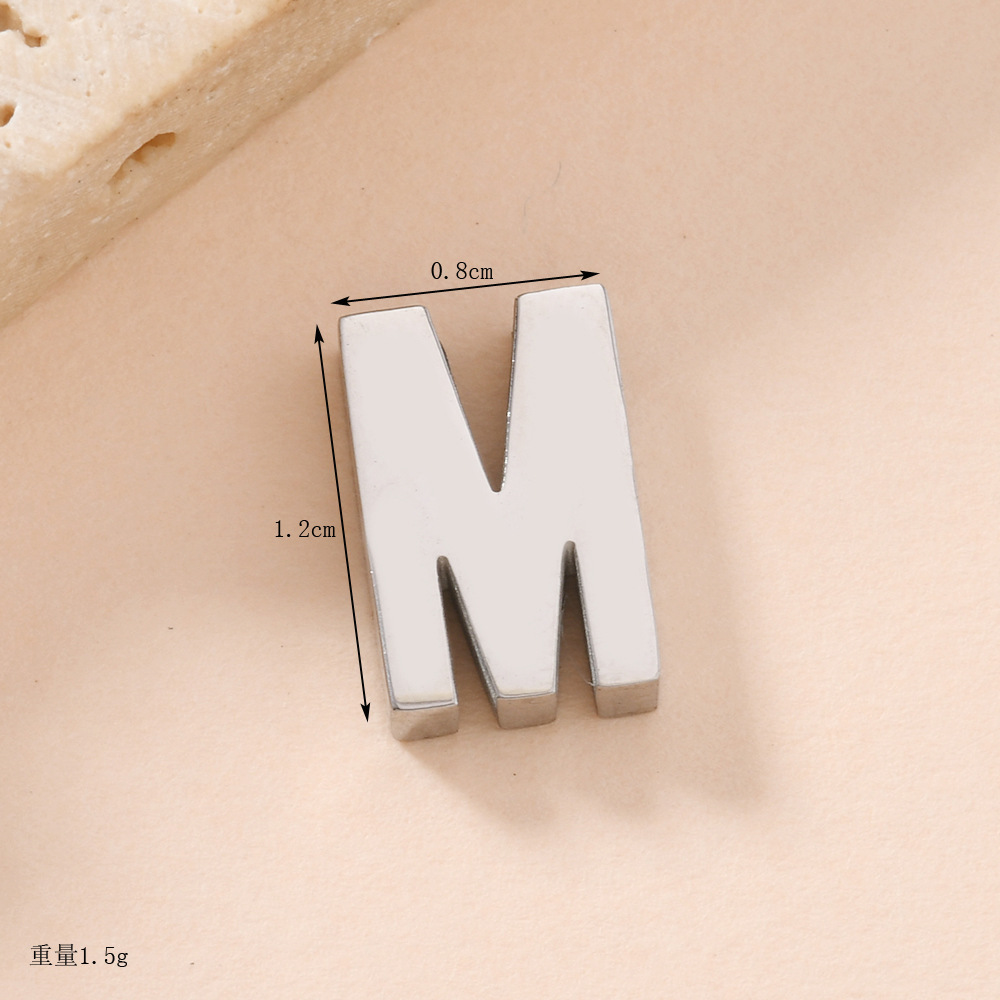 Venta caliente transfronteriza 26 letras inglesas colgantes de agujero recto collar de acero inoxidable colgantes accesorios de letras de bricolaje fabricantes de joyas