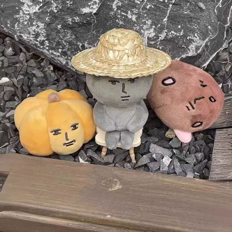 灰色のピンクのウサギは周辺のMyFriendオリジナルの変装シリーズのぬいぐるみのキーホルダーのプレゼントをいじります。|undefined