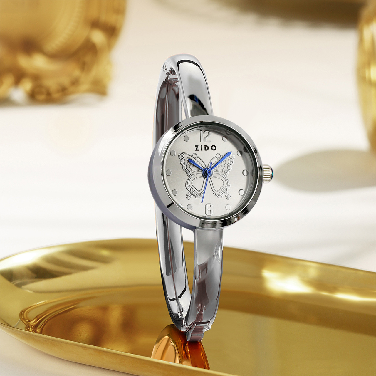 Reloj elegante para mujer con esfera ovalada y diamantes_voghion.com