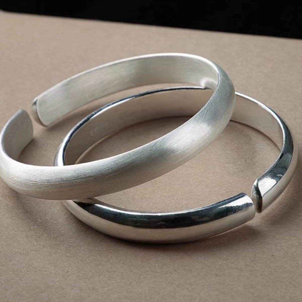 Pulsera brillante plateada de cobre blanco, estilo étnico, simple, brillante, pulseras abiertas, accesorios transfronterizos para mujeres, fabricantes de joyas al por mayor