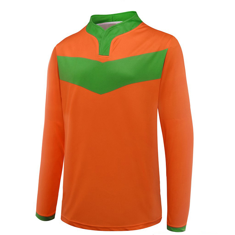 Modelo deportivo de manga larga de cuello largo