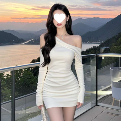 セクシーなスラントネックオフショルダー長袖気質ドレス夏の純粋な欲望デザインスリムフィットヒップカバーショートスカート