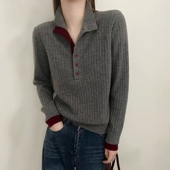年齢を減らしてカジュアルに色を合わせて、襟を半分にして、偽の2つのニットの服を掛けます。