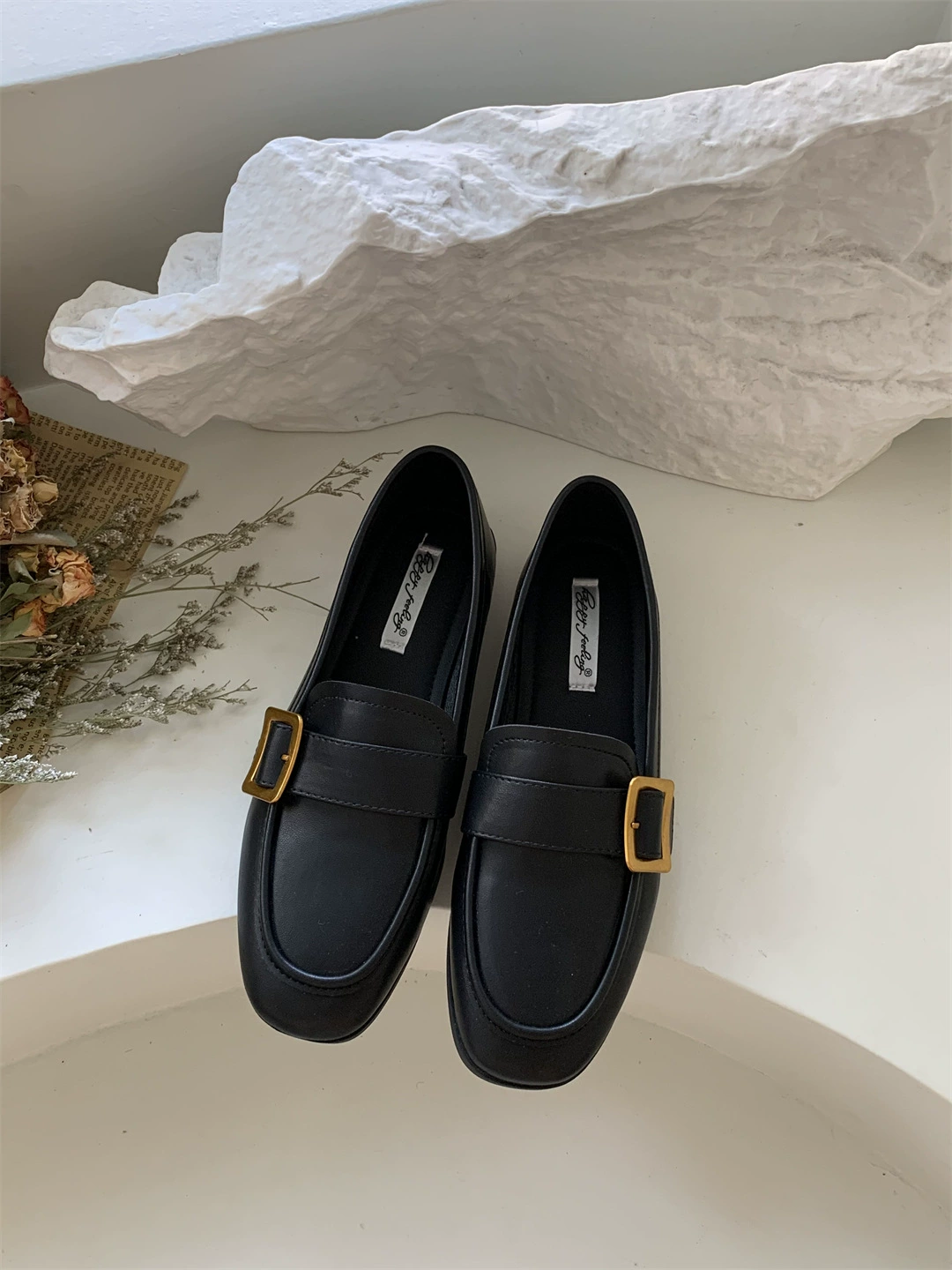 Flat-soled single shoes for women 2025 spring and autumn new black loafers one-foot bean shoes British style round-toe leather shoes