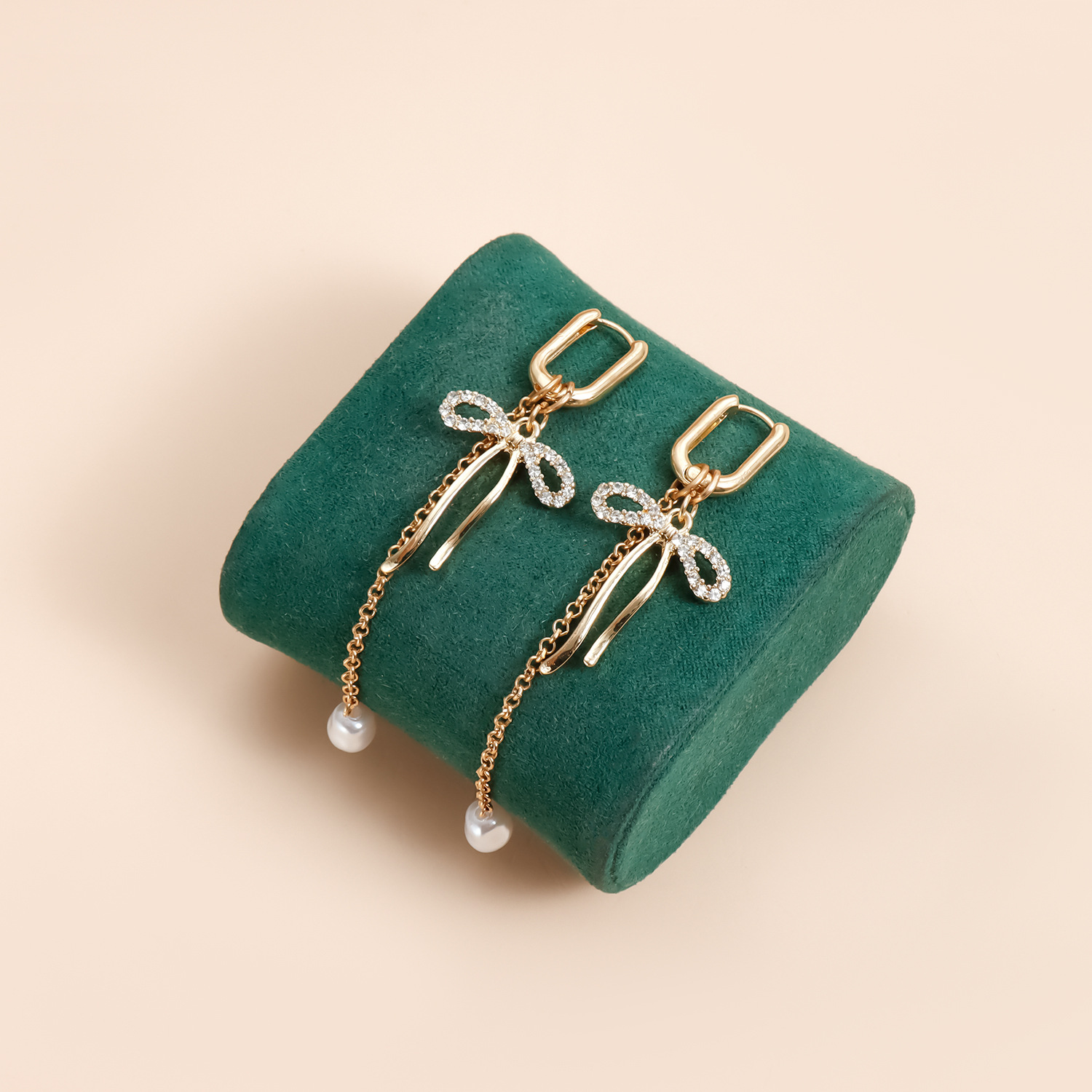 Brincos elegantes de mulher com borboleta pérola e diamantes_voghion.com