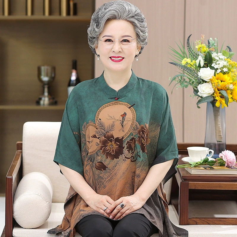 Среднего и пожилого возраста в летнем платье женщина-летучая женщина в рубашке бабушки большого размера