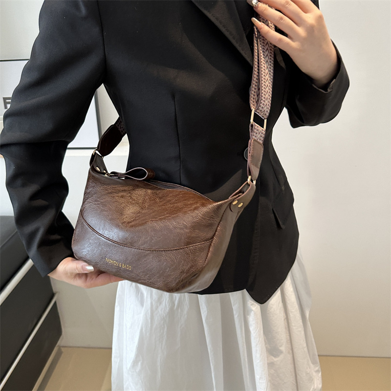 2024 moda Primavera pequeño bolso de las mujeres simple estilo retro bolsa de dumpling portátil suave Pu hombro bolsa de mensajero de moda transfronteriza