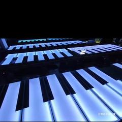 床の足のネットの赤い装置のステンレスのインタラクティブなLEDピアノは雰囲気のピアノのメーカーの床のれんがの明かりを踏んでサポートします。