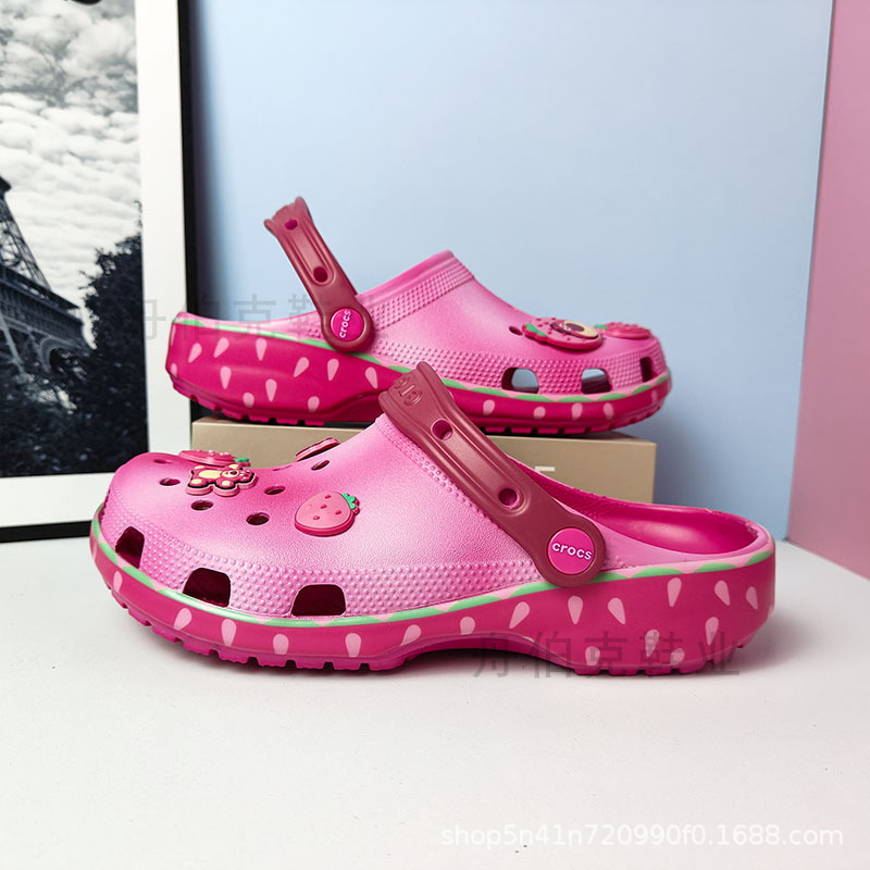 Toy Story Strawberry Bear Collaboration Clogs for Men and Women, Non-Slip, Breathable, Suitable for Home, Outdoor, and Beach Sandals, Available for Wholesale