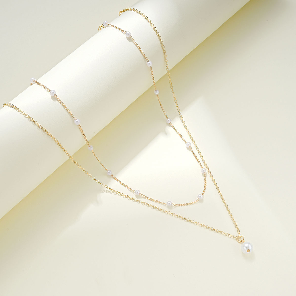 Collana con pendente di perle a strati per donna elegante_voghion.com