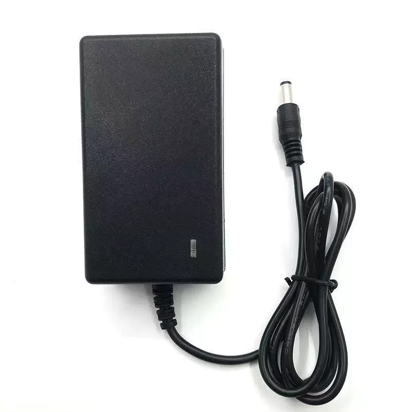 Зарядное устройство для аккумулятора 6V/12V универсальное, несколько выходных токов 700–2000 мА, компактный размер 85×50×30 мм