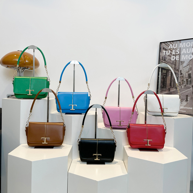 Bolso cuadrado pequeño de cuero suave cadena 2024 moda otoño e invierno nuevo bolso de mensajero literario color caramelo bolso de hombro de estilo perezoso