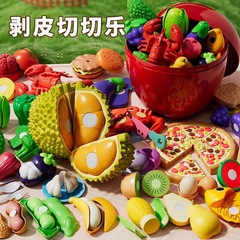 クリスマスのリンゴの収納箱の子供の果物は切ります。