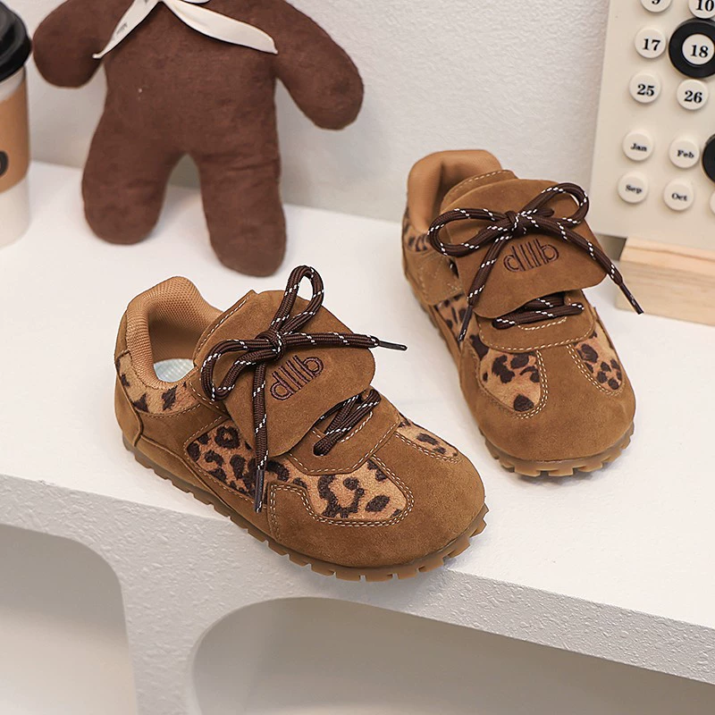 Спортивная обувь для девочек 2024 осень новая детская леопардовая мода морали для девочек ретро дикая обувь на мягкой подошве