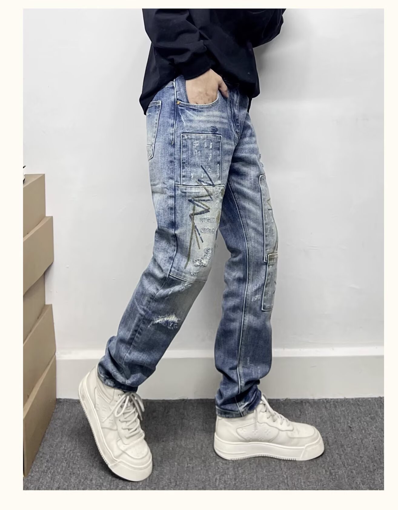 Jeans slim stretch da uomo con strappi patch e ricami_voghion.com
