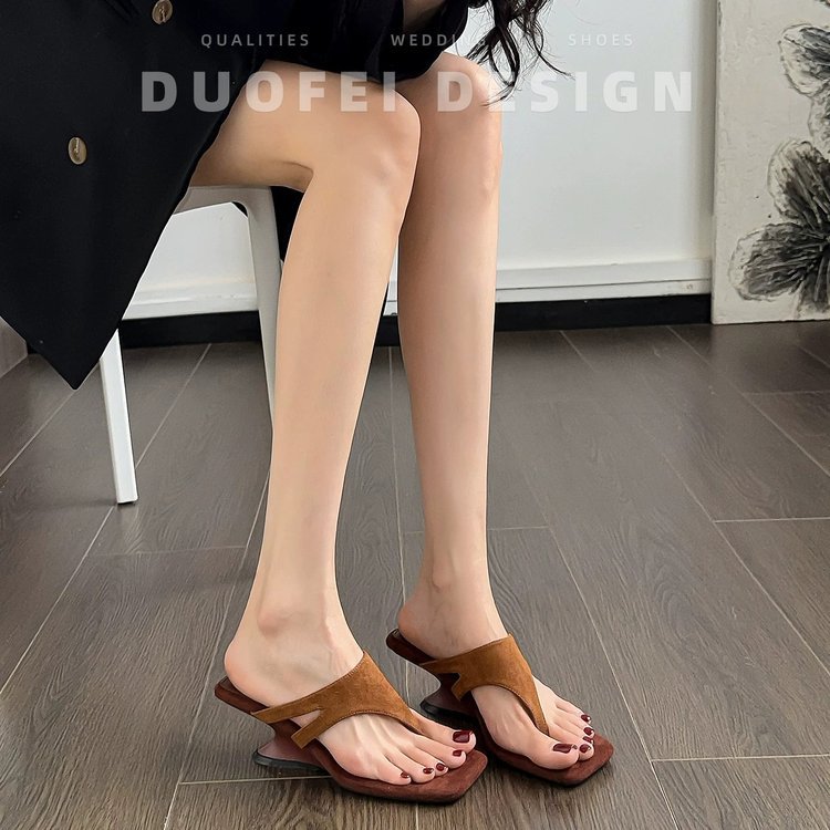 Nuevas zapatillas de verano para mujeres, zapatillas de playa casuales, zapatillas antideslizantes, tacones gruesos, moda versátil