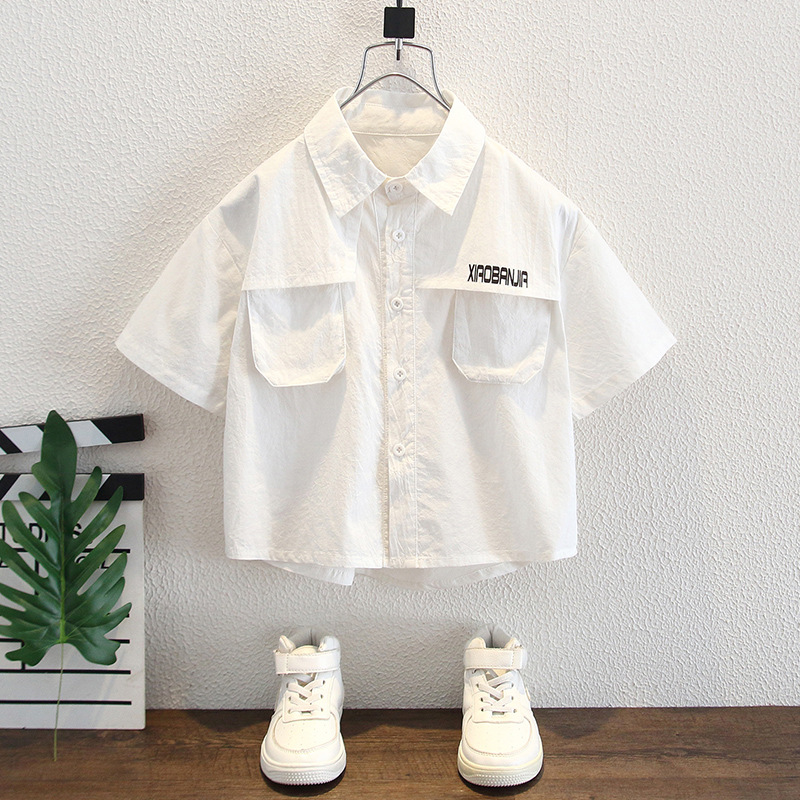 8024 camisa blanca de manga corta para niños verano 2025 nuevo estilo chico guapo y moderno vestido de verano para niños guapo top guapo