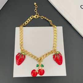 星月AR新款欧美夸张风草莓樱桃个性锁骨链黄铜镀金高级感复古项链
