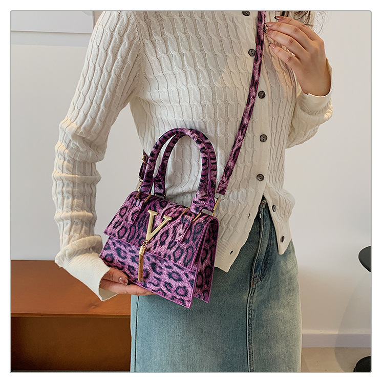 The new leopard print handbag is trendy and stylish. The crossbody bag has a simple texture and a spicy girl style. It is a unique single-shoulder small square bag undefined
