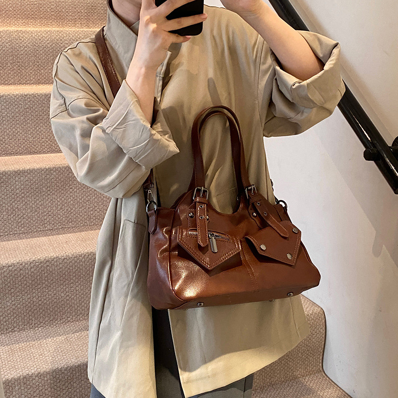 Bolso de alta capacidad retro europeo y americano 2024 nuevo bolso de mensajero portátil con costuras bolso femenino bolso de axila de cuero suave simple