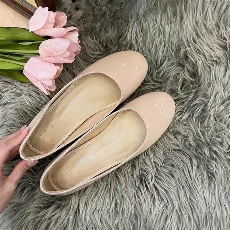 Zapatos de cuero lacado desnudo franceses para mujeres primavera y verano 2026 nuevos zapatos de trabajo de altura interior de cabeza redonda de moda