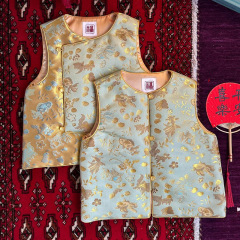 新しい中国式の子供服の歳のドレスの男性の宝の唐は馬甲の秋冬の女の子の中国風の金魚のジャカードの綿のベストを詰めます。