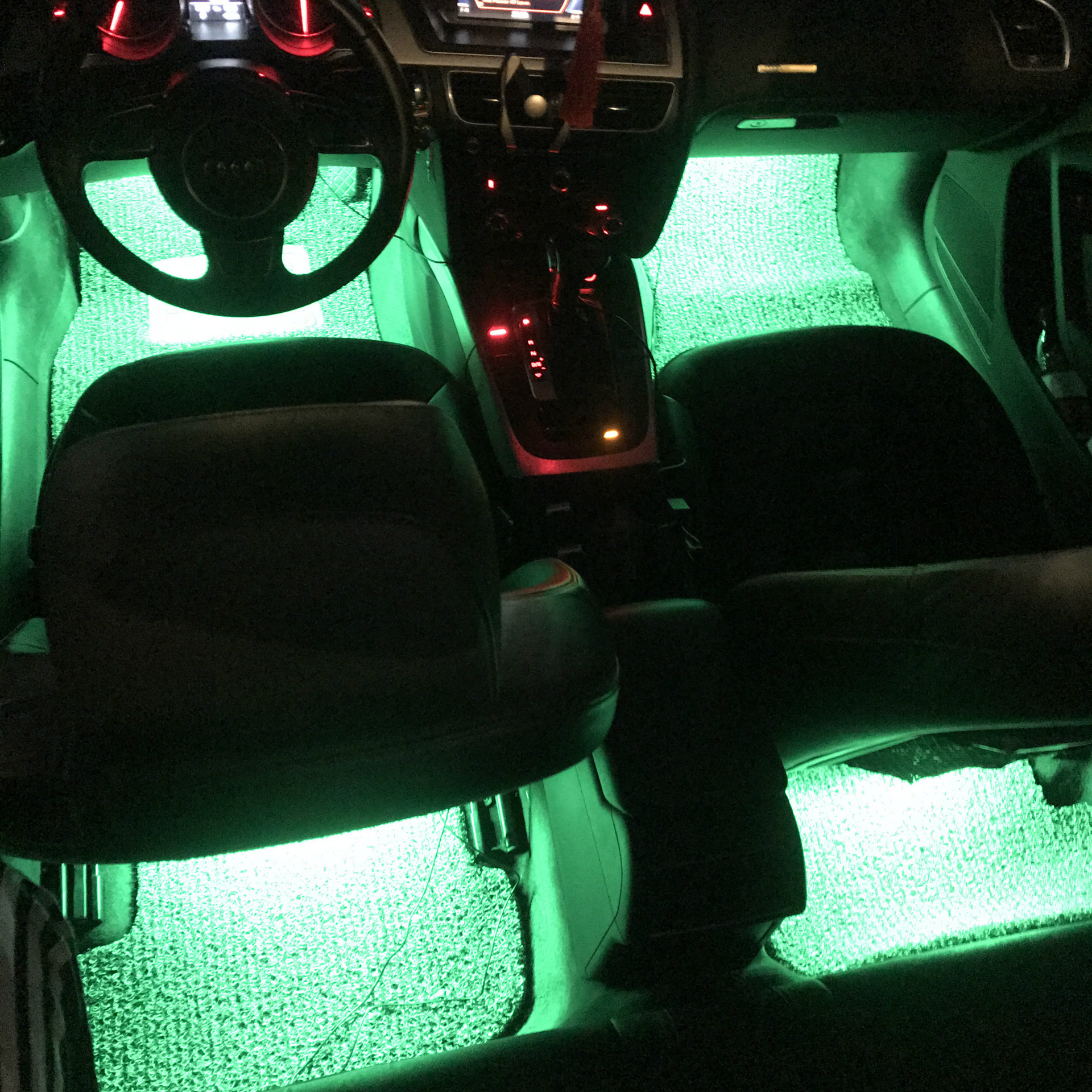 Luz ambiental para coche, luz ambiental para el espacio entre los asientos, iluminación LED, luz musical RGB colorida controlada por sonido.