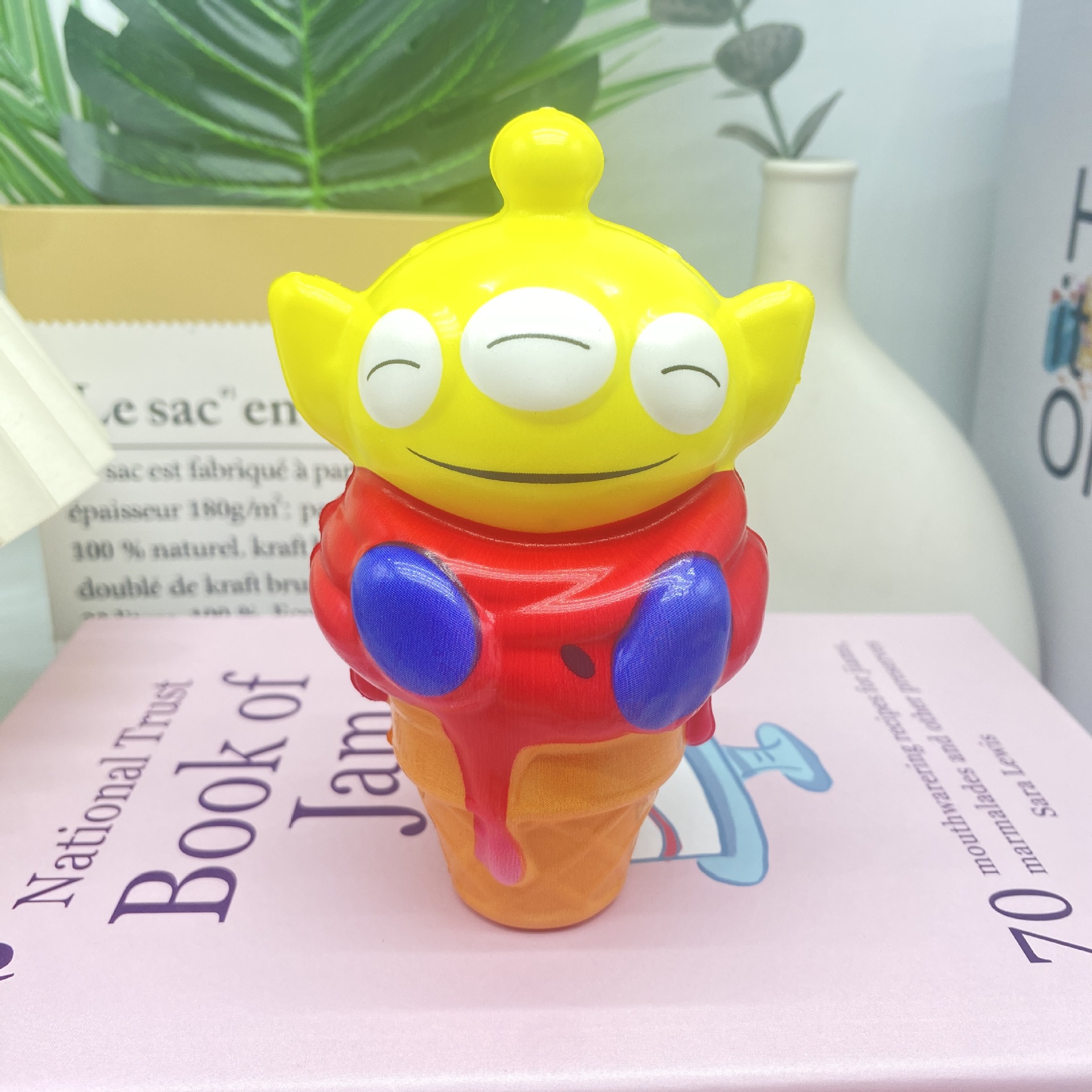Jugues de helado pellizco Levinia Strawberry Bear Star Karby creativo muñeca de dulces adornos hechos a mano tres ojos