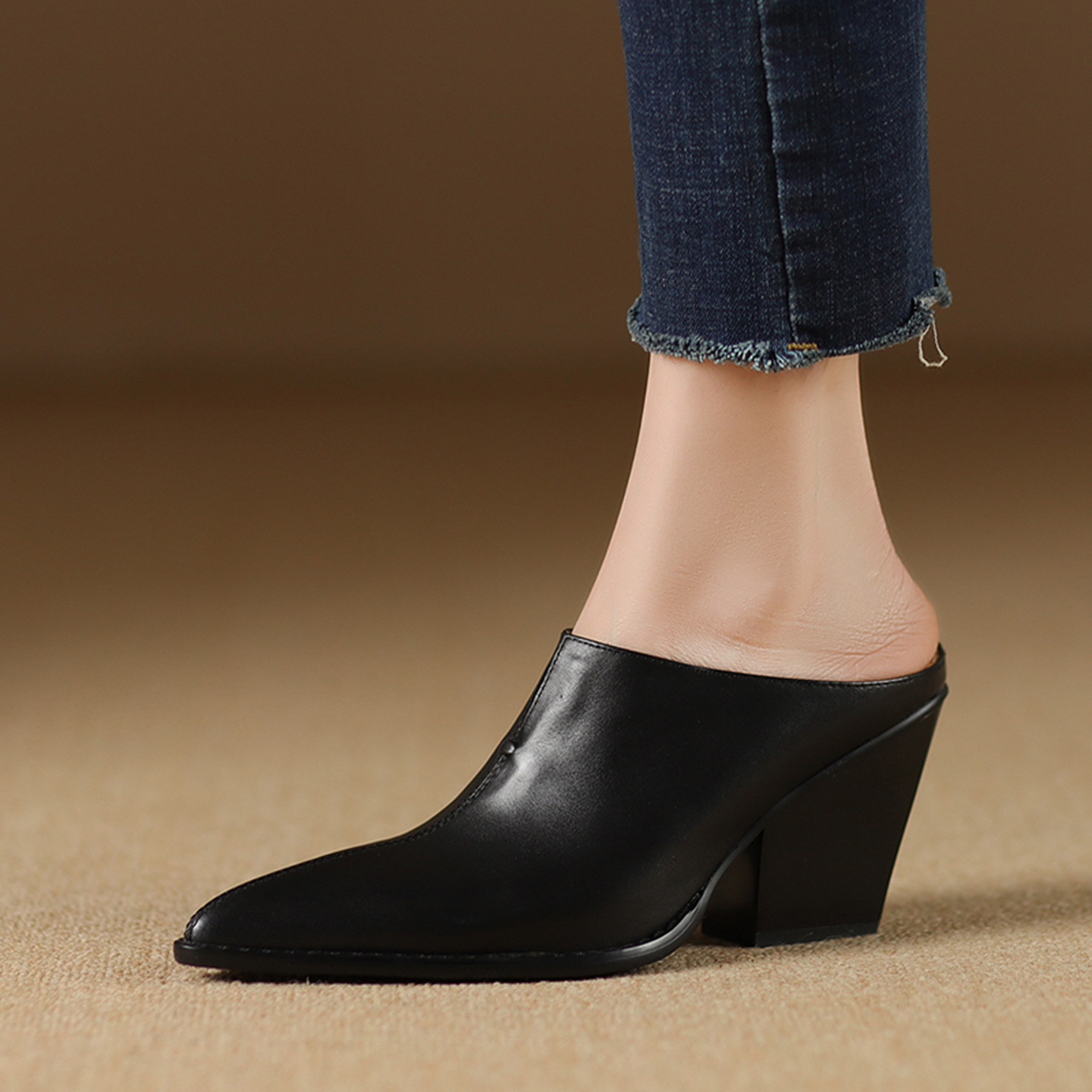 Giày mule nữ da bò mũi nhọn gót cao 7 cm phong cách Âu Mỹ — đen