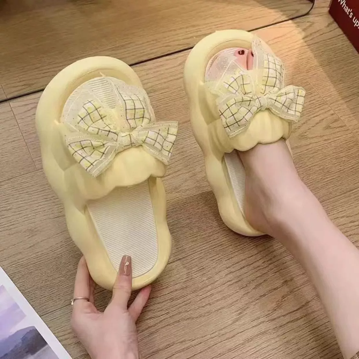 Симпатичные тапочки женский интерьер 2025 новый внешний бант летняя студенческая противоскользящая холодные тапочки на низком каблуке