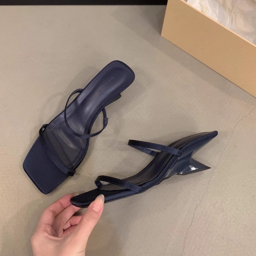 Sensación de diseño de nicho, zapatillas de una palabra, zapatos de hadas, 2024 nuevas sandalias francesas de tacón de cuña de verano, sandalias