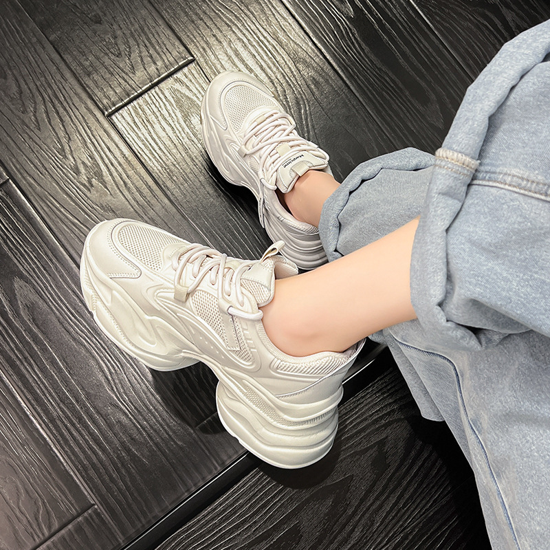 Zapatos de primavera y verano de la mujer 2025 primavera y verano de moda zapatos blancos de suela gruesa pequeños zapatos deportivos para correr